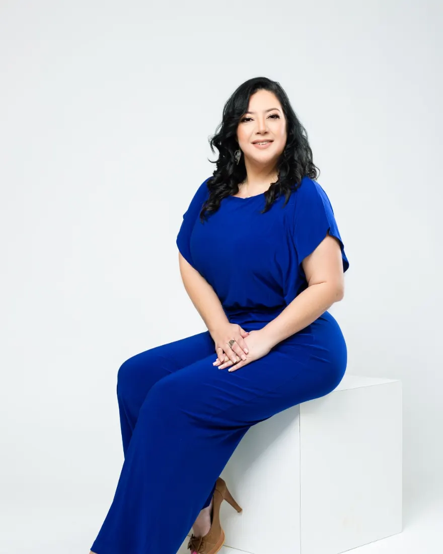 Kirsstien Gómez sentada, retrato de estudio