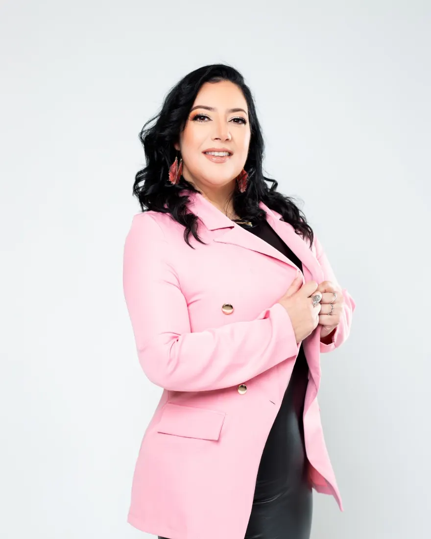 Kirsstien Gómez con saco rosa, retrato de estudio